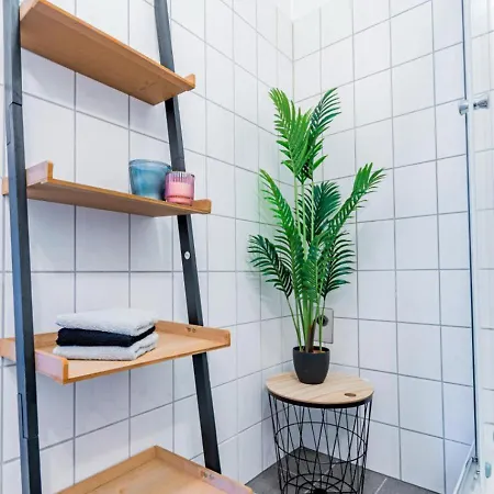 Modernes Fuer Zwei Personen Mit Parkplatz * マクデブルク